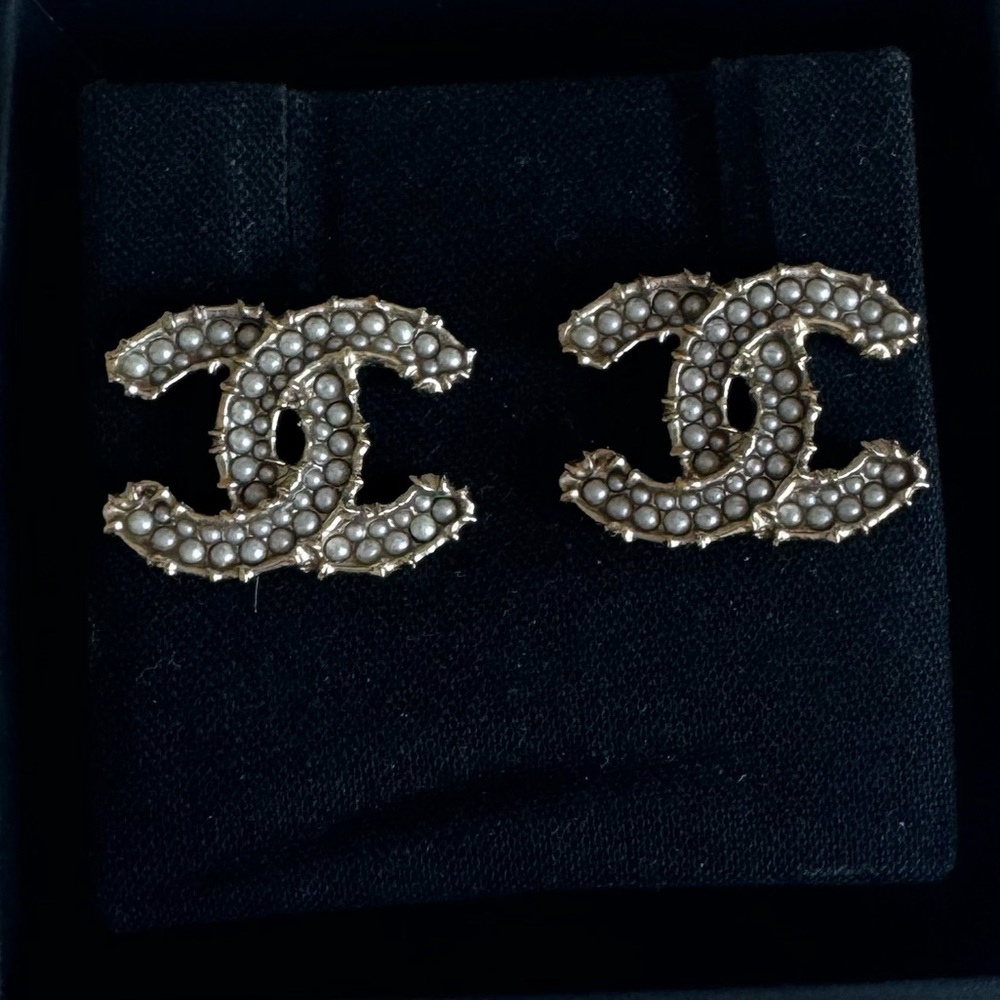 CHANEL CC pearl inlay and brushed gold earrings.